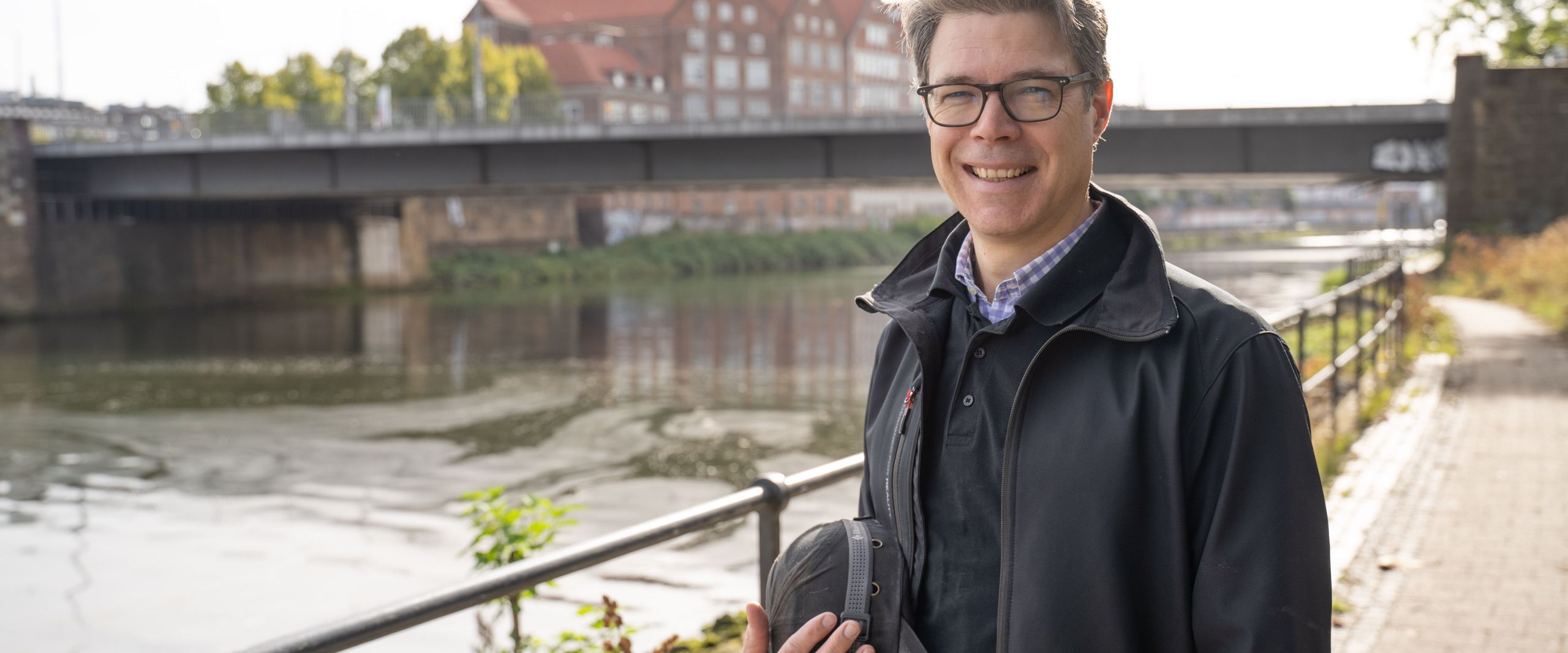 Portr&auml;tbild Prof. Marc Gutermann vor der B&uuml;rgermeister-Smidt-Br&uuml;cke