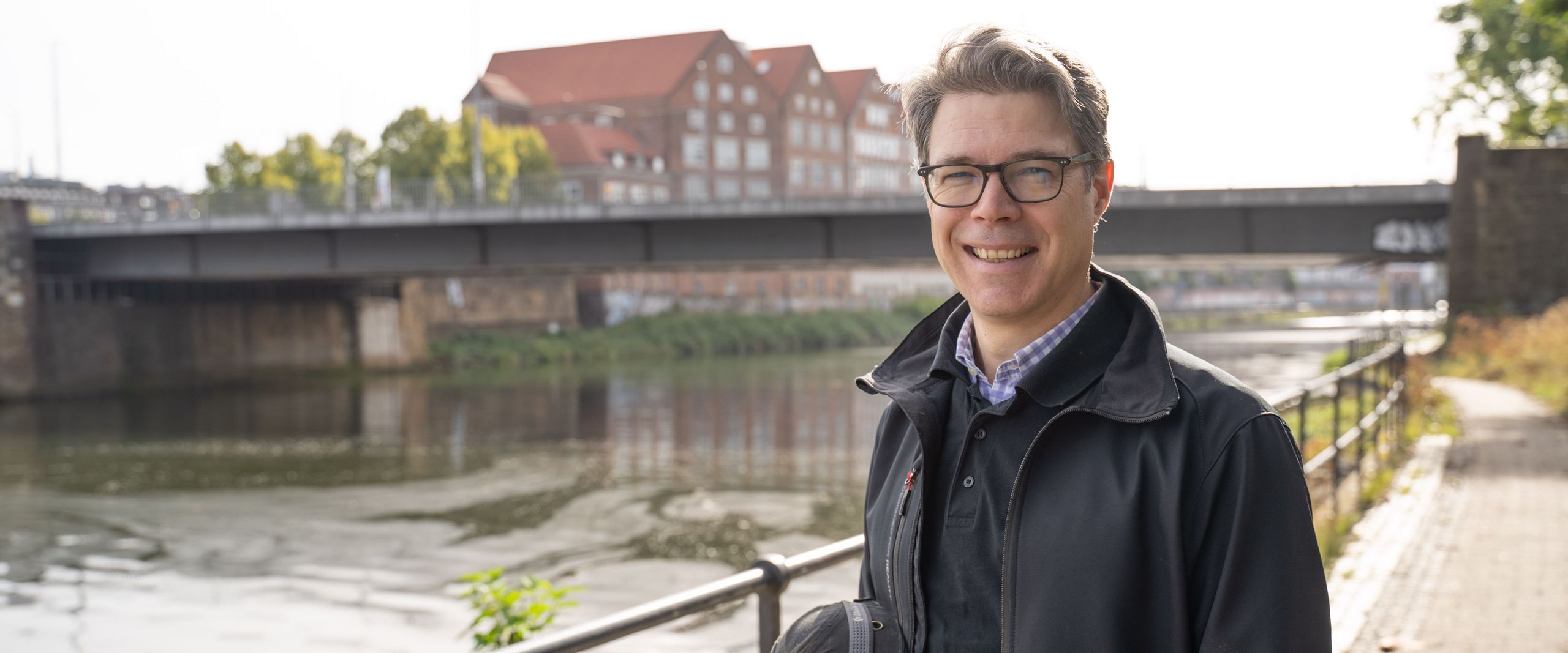 Porträtbild Prof. Marc Guttermann vor der Bürgermeister_Smidt_Brücke