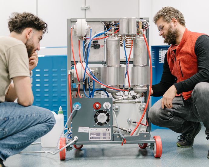 Wasserstoff studieren: Umwelttechnik Prof. Dr. Lars Jürgensen und Student arbeiten an Wasserstoff-Elektrolyseur