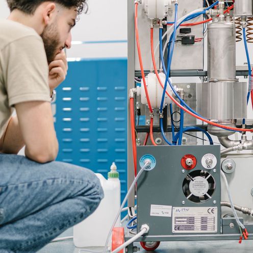 Prof. Dr. Lars J&uuml;rgensen und Student arbeiten an Wasserstoff-Elektrolyseur
