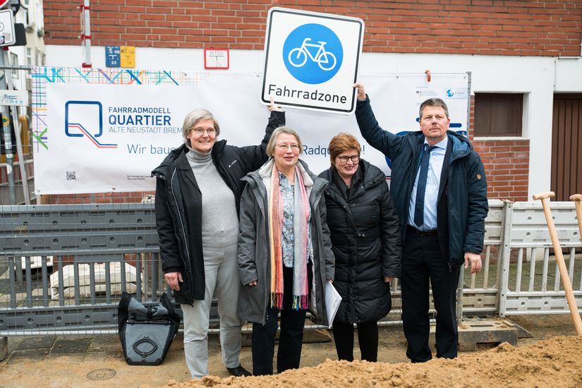 4 Personen an Baustelle mit Verkehrsschild Fahrradzone