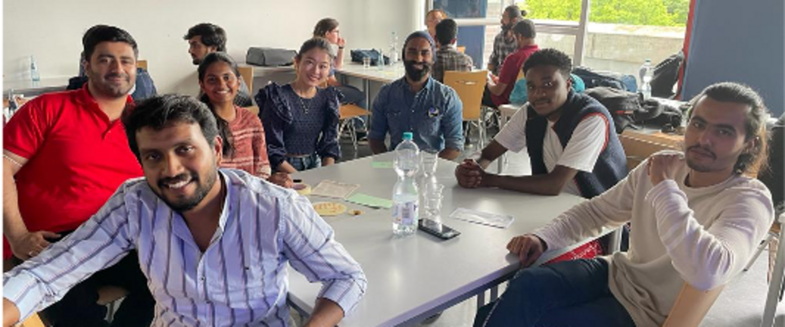 All-Set-Projekt Eine Gruppe Studierender sitzt an einem Tisch.