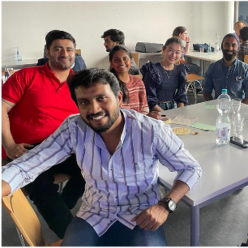 Eine Gruppe Studierender sitzt an einem Tisch.