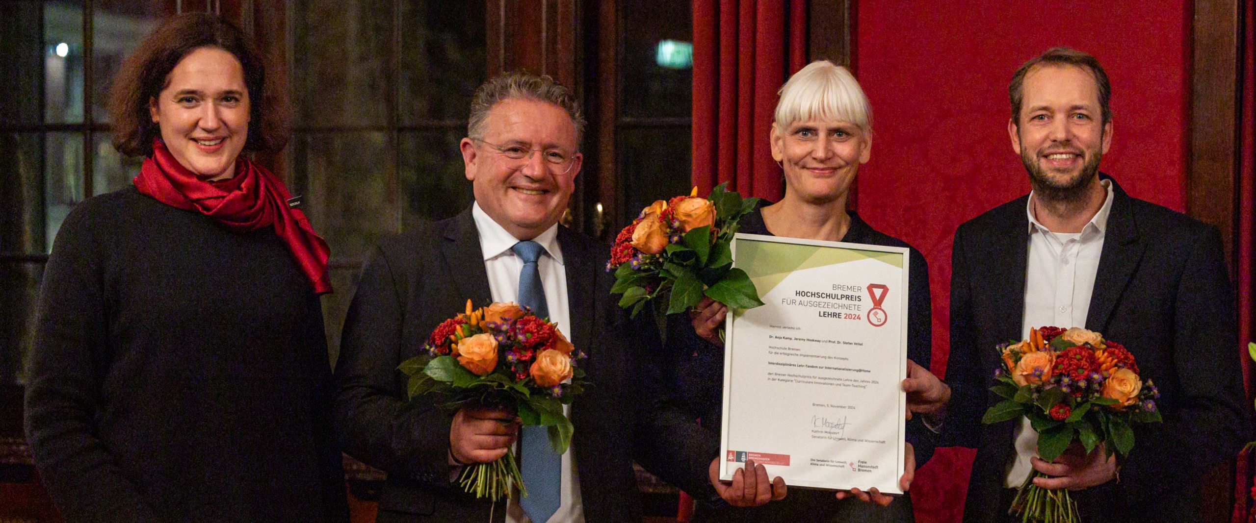 Gruppenbild mit Männern und Frauen