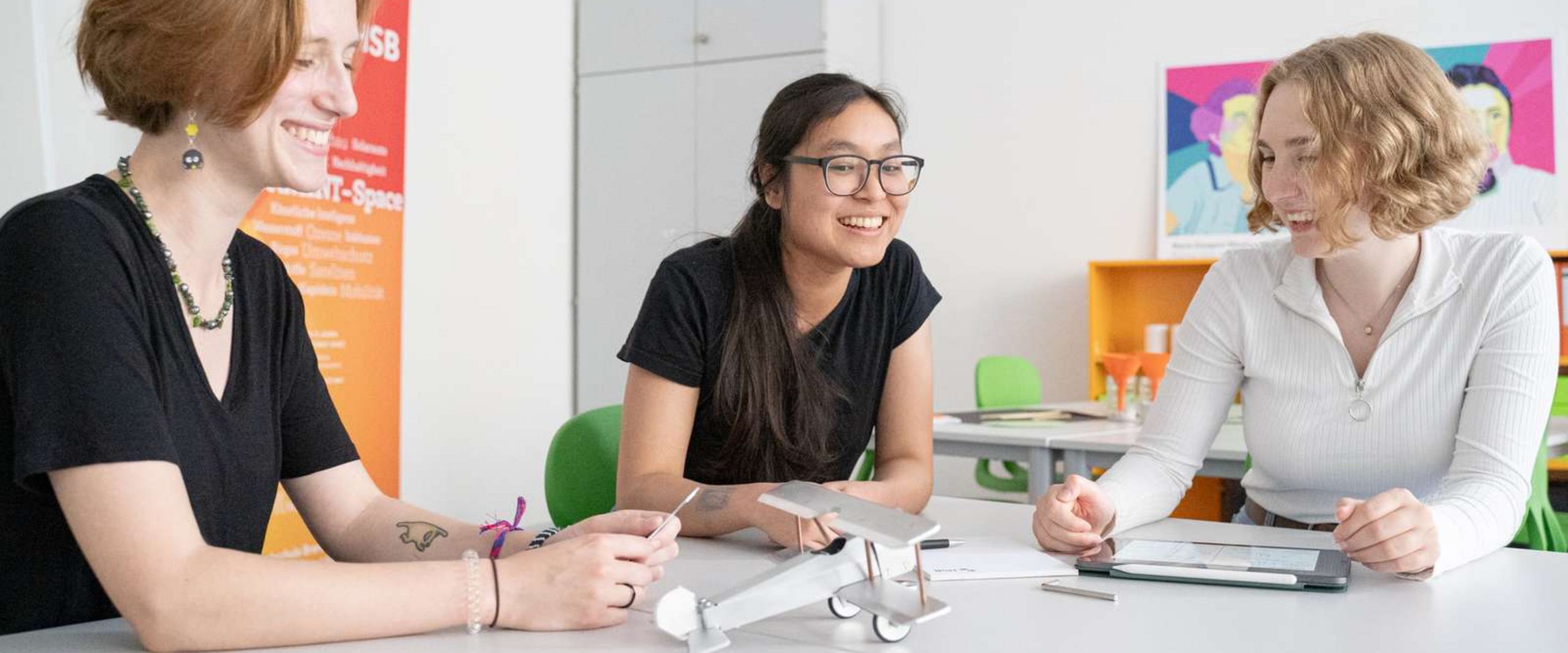 MINT-Studentinnen Drei Studentinnen in den Räumen des meetMINT-Space