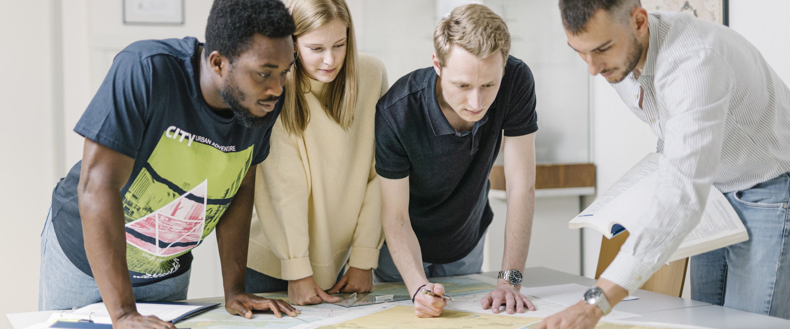 Nautik Nautikstudierende arbeiten mit Seekarten.