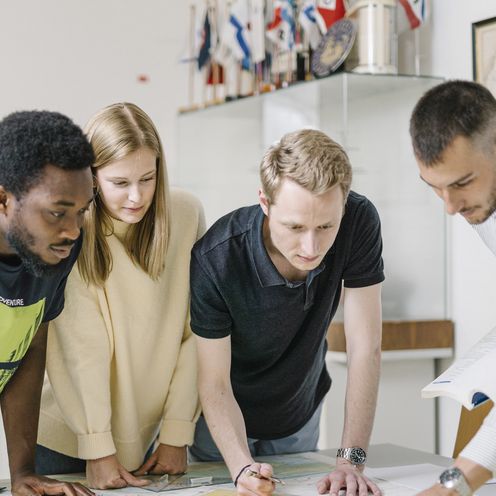 Nautikstudierende arbeiten mit Seekarten.
