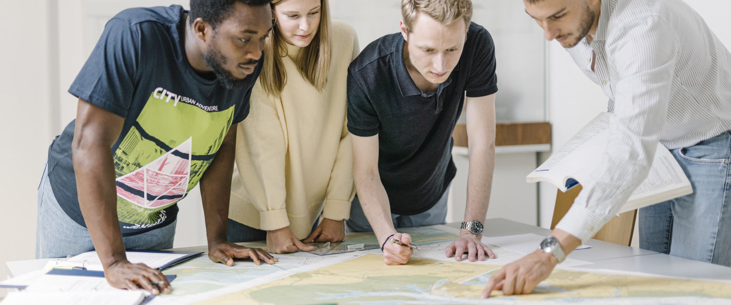 Nautik Nautikstudierende arbeiten mit Seekarten.