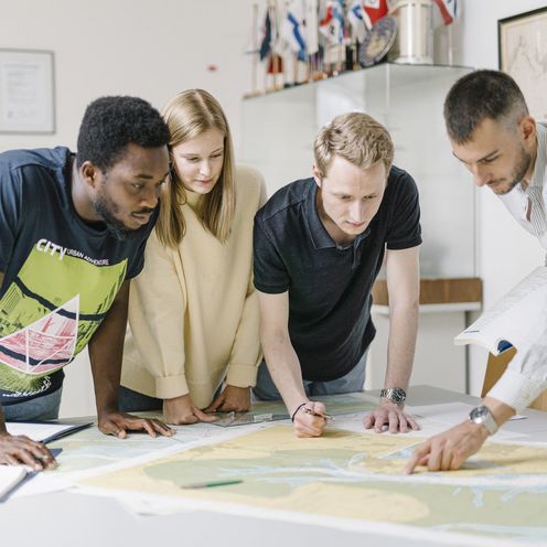 Nautikstudierende arbeiten mit Seekarten.