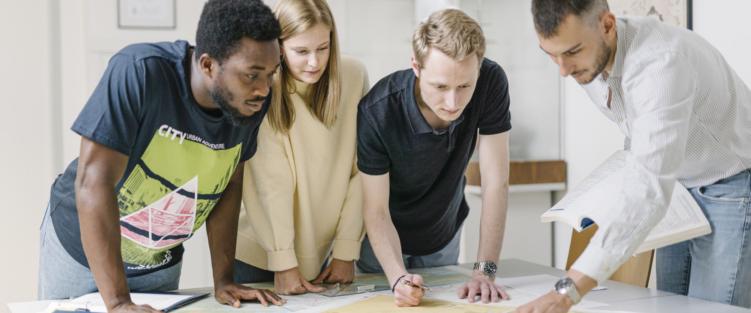 Nautikstudierende arbeiten mit Seekarten.