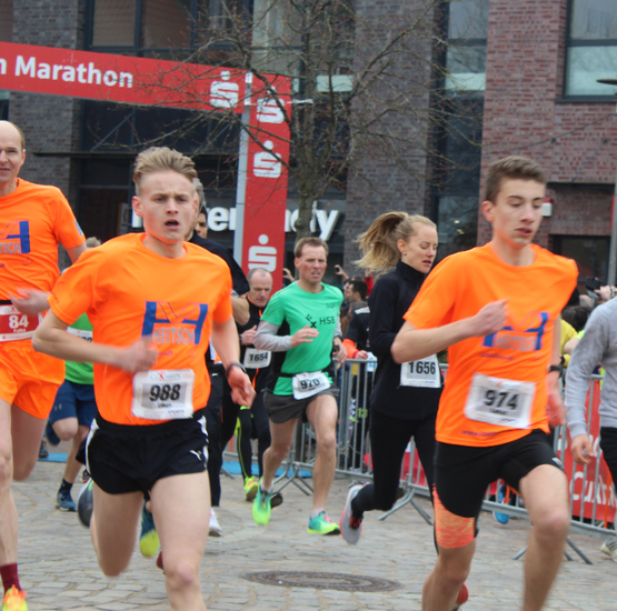 Die L&auml;ufer rennen die Strecke entlang.