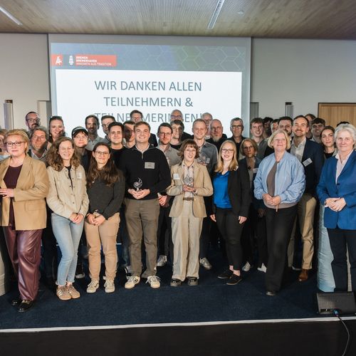 Gruppenbild mit M&auml;nnern und Frauen