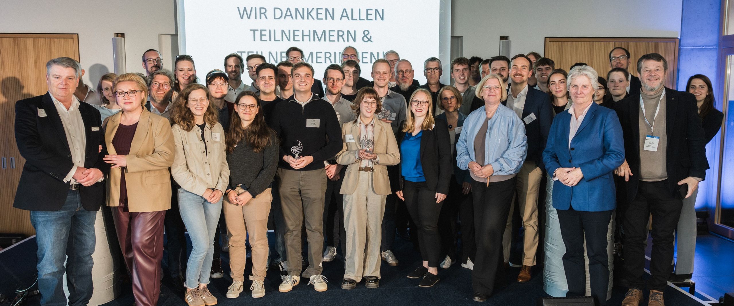 202505_Brmer 3D Druck Award Gruppenbild mit Männern und Frauen