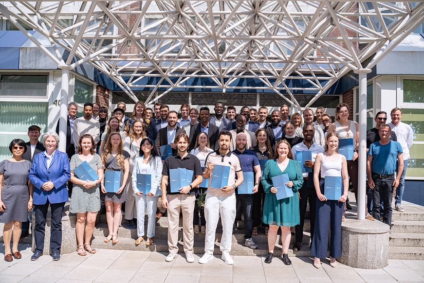 Auf dem Foto sind Graduierte der Fakultät 5 vom Festakt am 20.06. zu sehen.