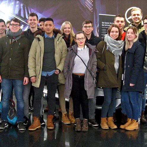 Eine Gruppe Studierender im Merceds-Werk.