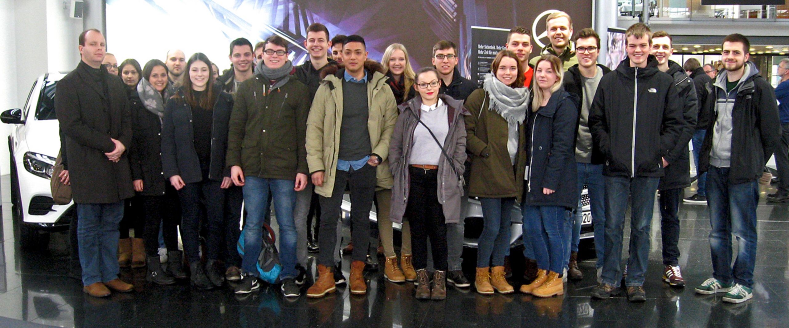 Eine Gruppe Studierender im Merceds-Werk.