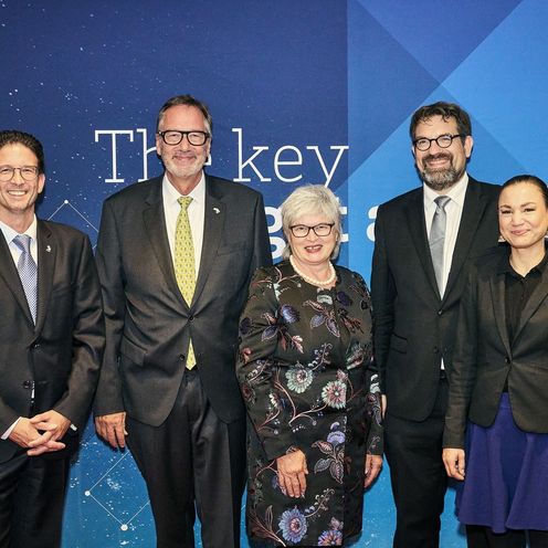 Gruppenbild: Gesch&auml;ftsf&uuml;hrender Vorstand des IGC Ram&oacute;n Spiecker, stellv. wissenschaftliche Leiter Professor Christian Schuchardt, Rektorin der HSB Professorin Karin Luckey, Wissenschaftlicher Leiter des IGC Professor Tim Goydke, Programmkoordinatorin Usanie Dennerlein und Studiengangsleiter Professor Frank Giesa