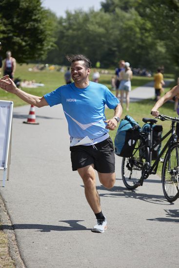 Läufer Francisco aus dem Tri Runners Team läuft beim 5. Sparkasse Bremen Swim&Run.
