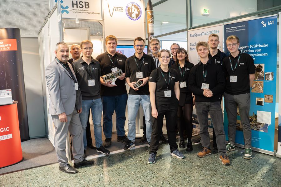 Team VIBES SpaceTechExpo 2025 Gruppenbild mit Männern und Frauen