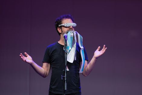 Eduard Escoffet auf der B&uuml;hne bei Poetry on the road 2022.