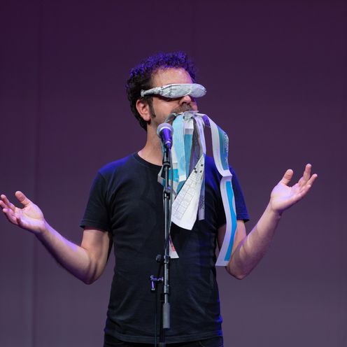 Eduard Escoffet auf der B&uuml;hne bei Poetry on the road 2022.