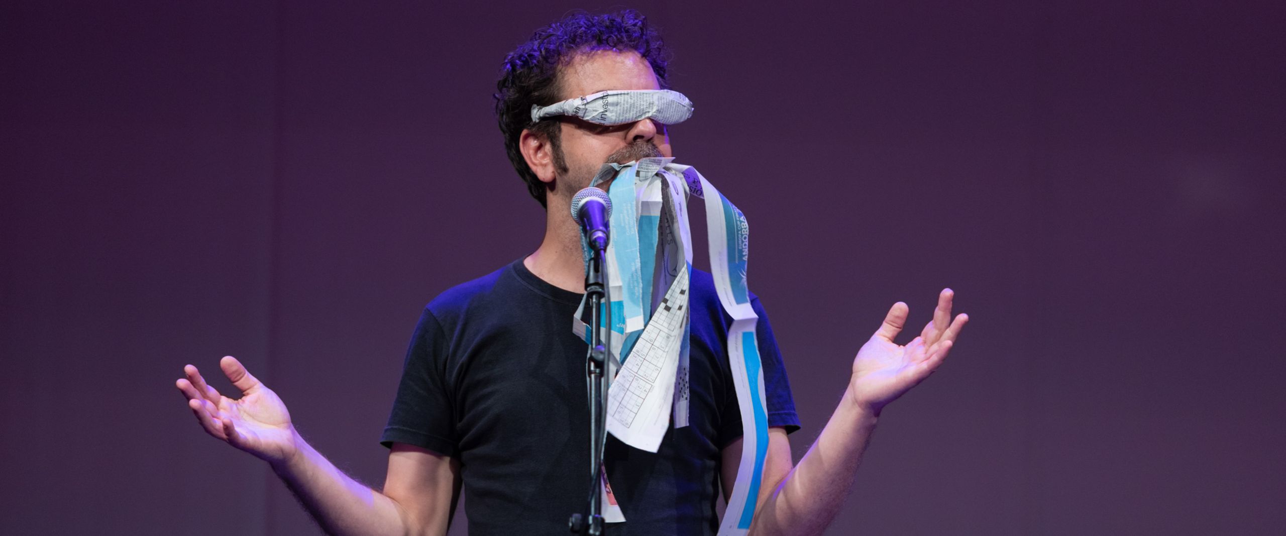 Eduard Escoffet auf der B&uuml;hne bei Poetry on the road 2022.