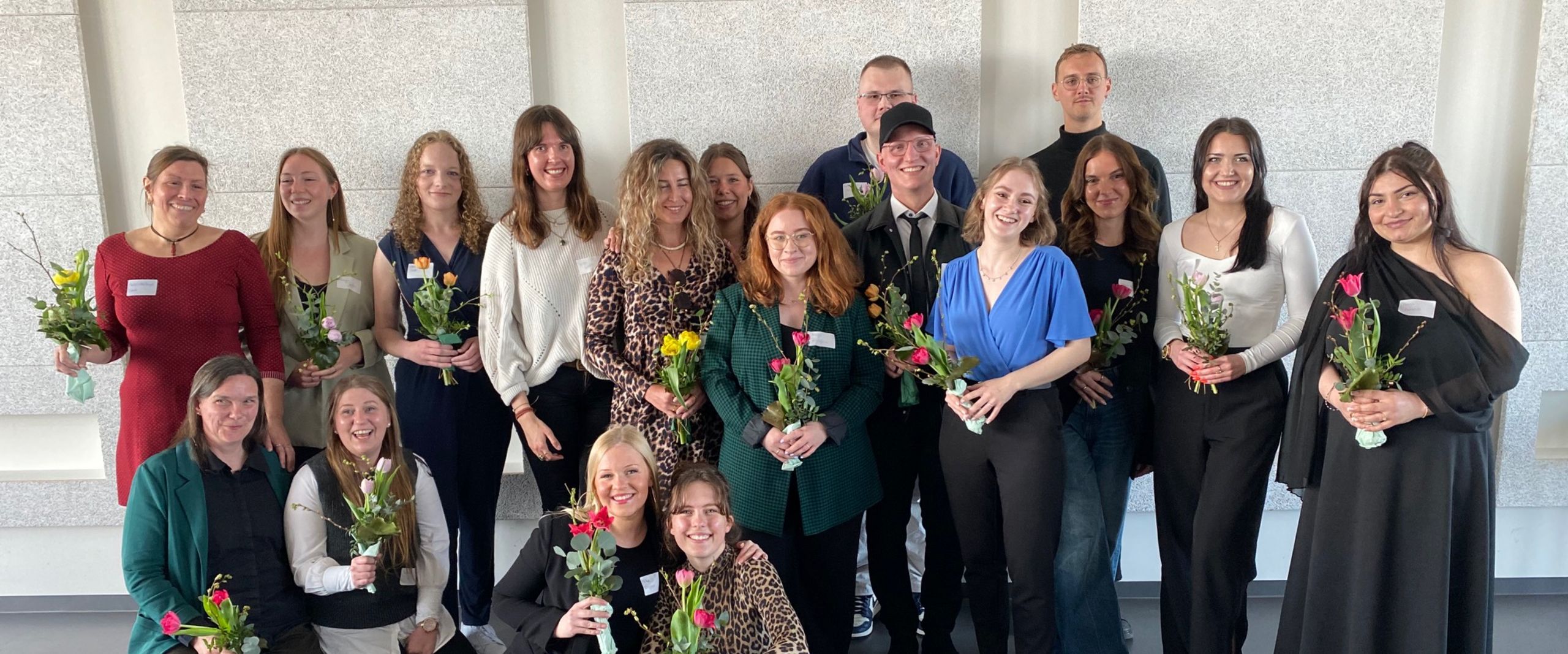 Gruppenbild mit jungen M&auml;nnern und Frauen