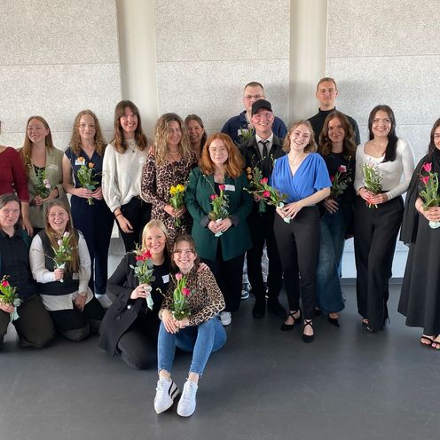 Gruppenbild mit jungen M&auml;nnern und Frauen
