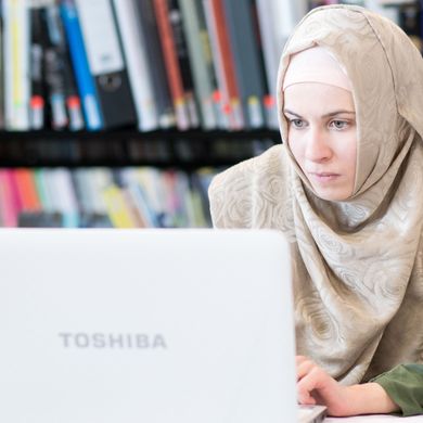 Studentin mit Laptop