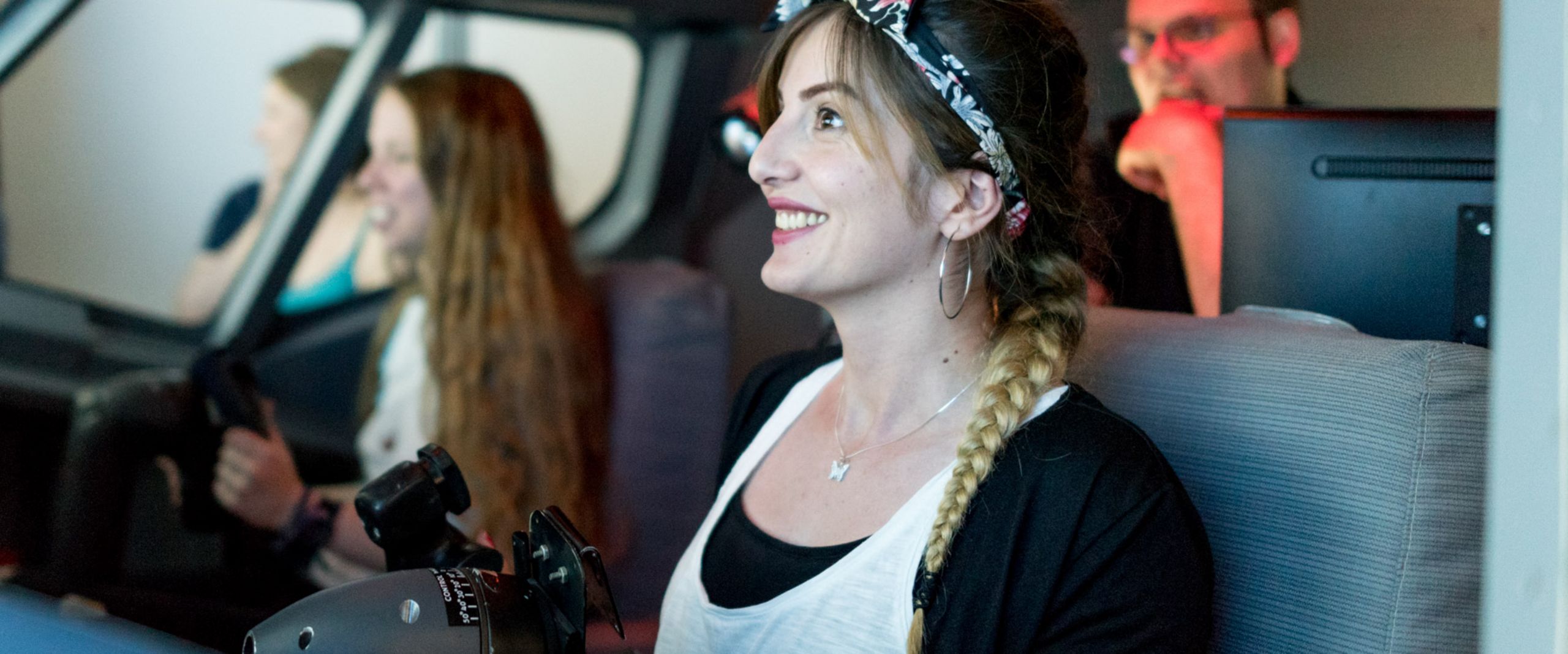 Flugsimulator Studentinnen im Flugsimulator