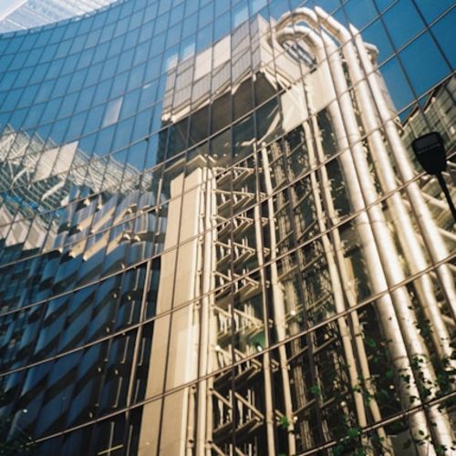 Das Bild zeigt ein sehr modernes Versicherungsgebäude.