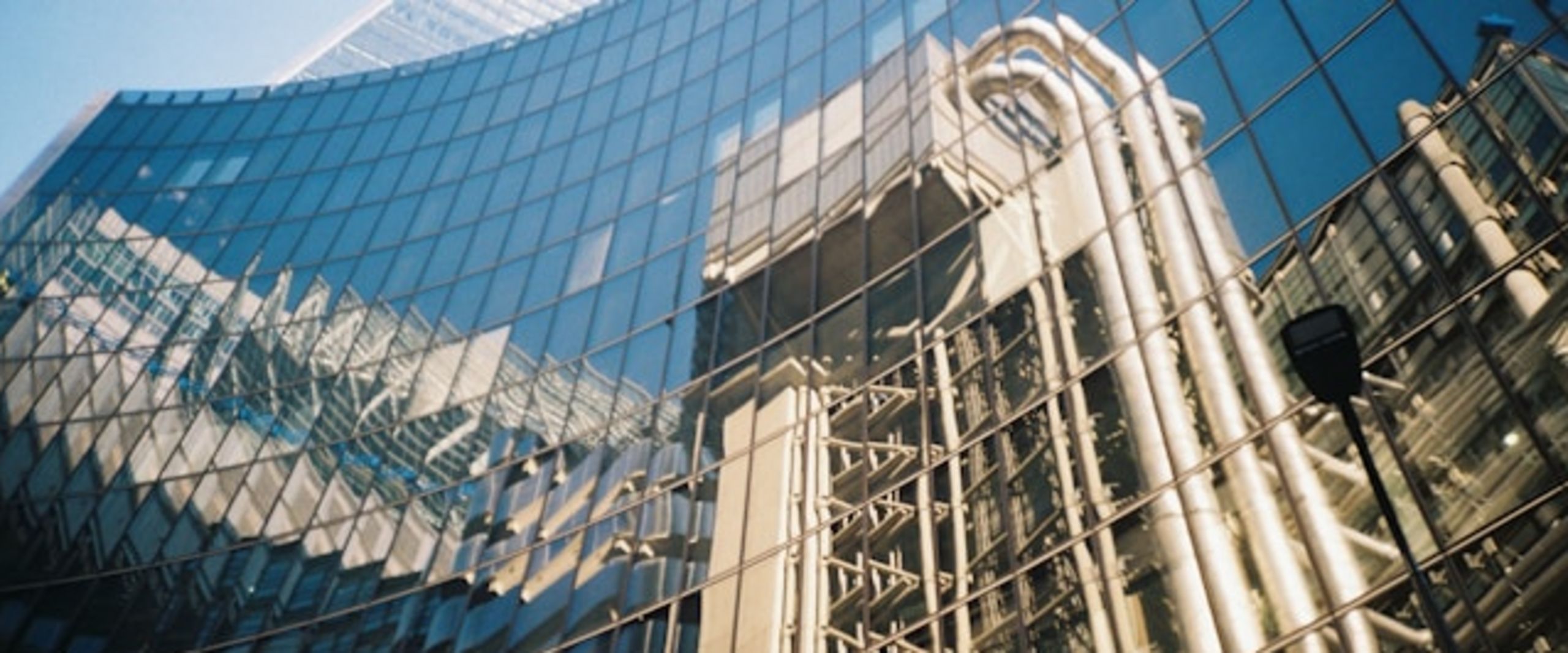 Veith_Versicherungsgebäude Das Bild zeigt ein sehr modernes Versicherungsgebäude.