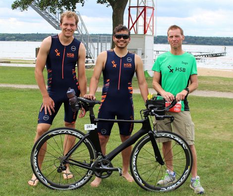 Mitglieder der HSB TriRunners posieren mit einem Rennrad beim M&uuml;ritz-Triathlon 2021.