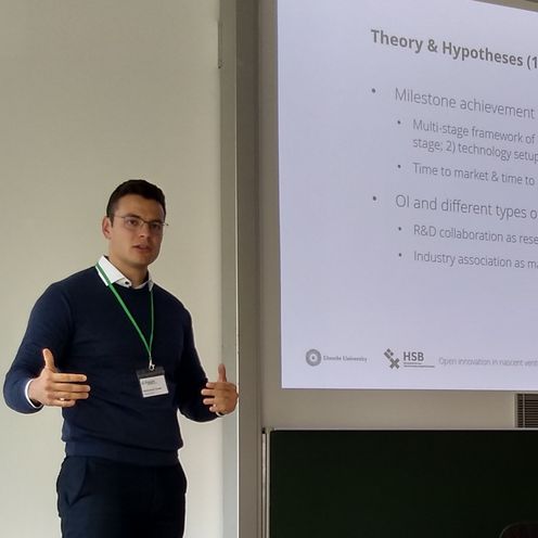 Adrian Toroslu h&auml;lt einen Vortrag auf dem G-Forum 2022 in Dresden.