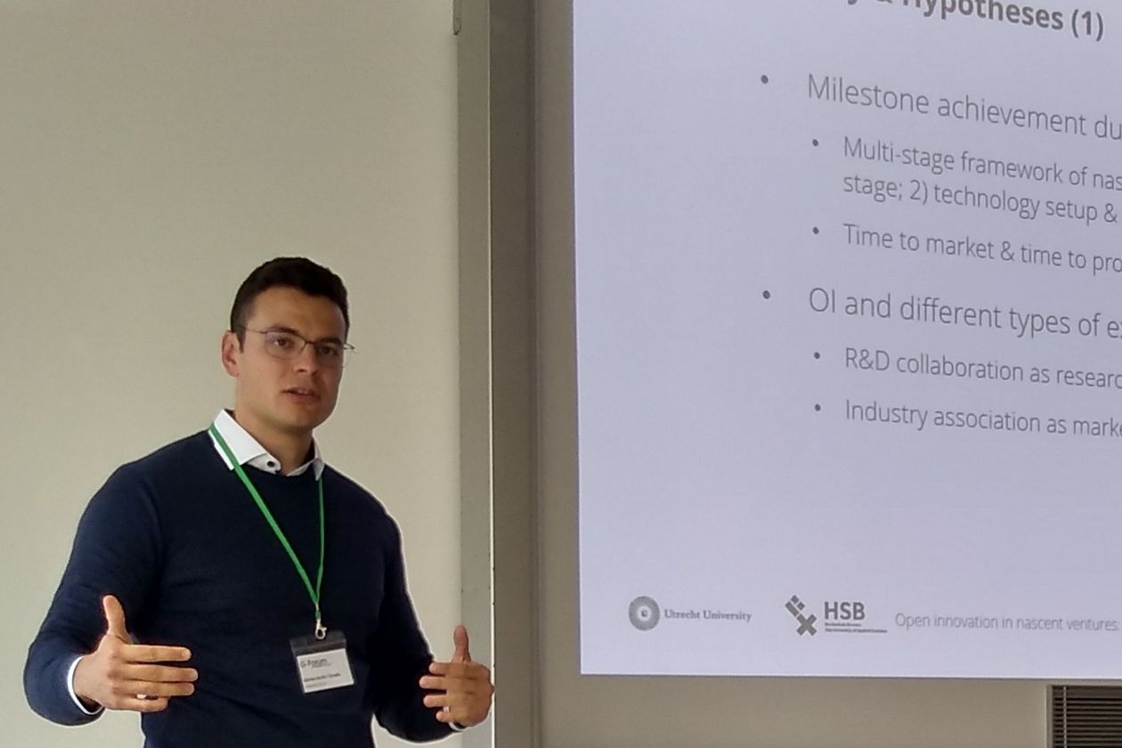 Adrian Toroslu h&auml;lt einen Vortrag auf dem G-Forum 2022 in Dresden.