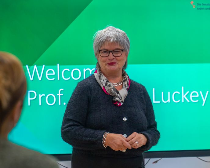 Prof. Dr. Karin Luckey spricht ein Grußwort vor dem Publikum beim Gründungswochenende im November 2022.