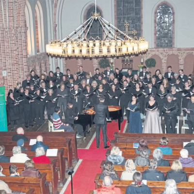 Artikel-Achimer-Kreiszeitung Kirche von Innen mit Chor IntoNation und Zuschauern