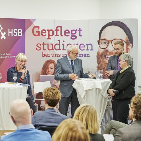Staatssekret&auml;r Andreas Westerfellhaus, Staatsr&auml;tin Silke Stroth, Gesundheitsdeputationssprecherin Ilona Osterkamp-Weber, Prof. Dr. Stefan G&ouml;rres, Prof. Dr. Matthias Z&uuml;ndel und Prof. Dr. Karin Luckey diskutieren vor dem Publikum bei der Er&ouml;ffnung des Skills- und Simulationszentrums.