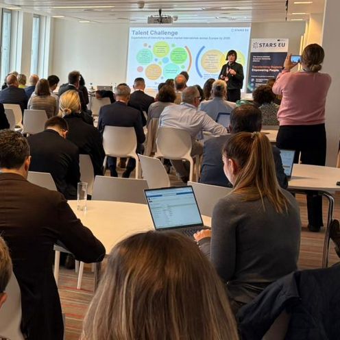 Prof. Dr. Svenja Tam bei ihrem Vortrag, im Vordergrund das Publikum 