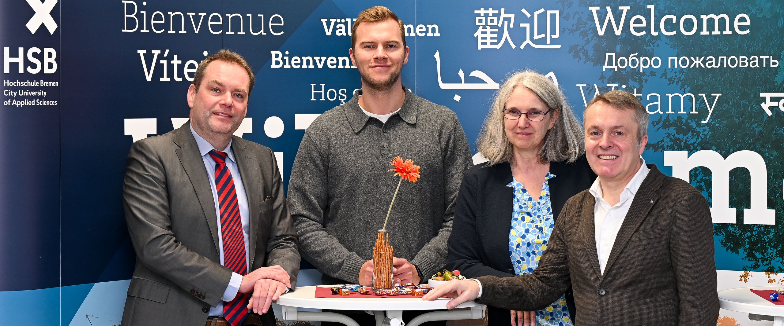 Conzenpreis_Martina_Harms_2025 Das Bild zeigt Feliz Mindermann (2.v.l.), den Gewinner des Conzenpreises 2025 mit Prof. Dr. Lisowski (links), Dekan der Fakultät 1 der HSB und Prof. Dr. Harms (2. v.r.) und Prof. Dr. Büttner (rechts).