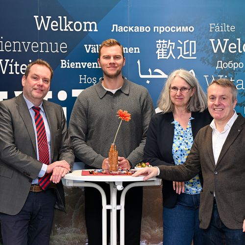 Das Bild zeigt Feliz Mindermann (2.v.l.), den Gewinner des Conzenpreises 2025 mit Prof. Dr. Lisowski (links), Dekan der Fakult&auml;t 1 der HSB und Prof. Dr. Harms (2. v.r.) und Prof. Dr. B&uuml;ttner (rechts).