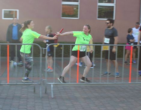 Hochschulsport Staffellauf: Staffelstab - Übergabe