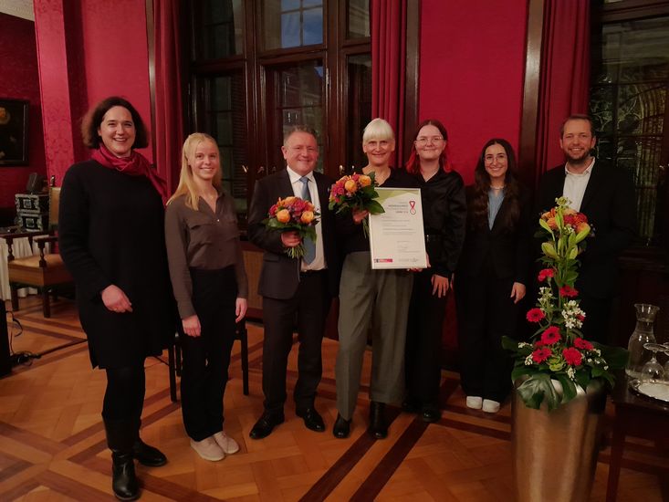 Gruppenbild mit der Senatorin Kathrin Moosdorf, den Preisträger:innen und drei Studentinnen des Studiengangs