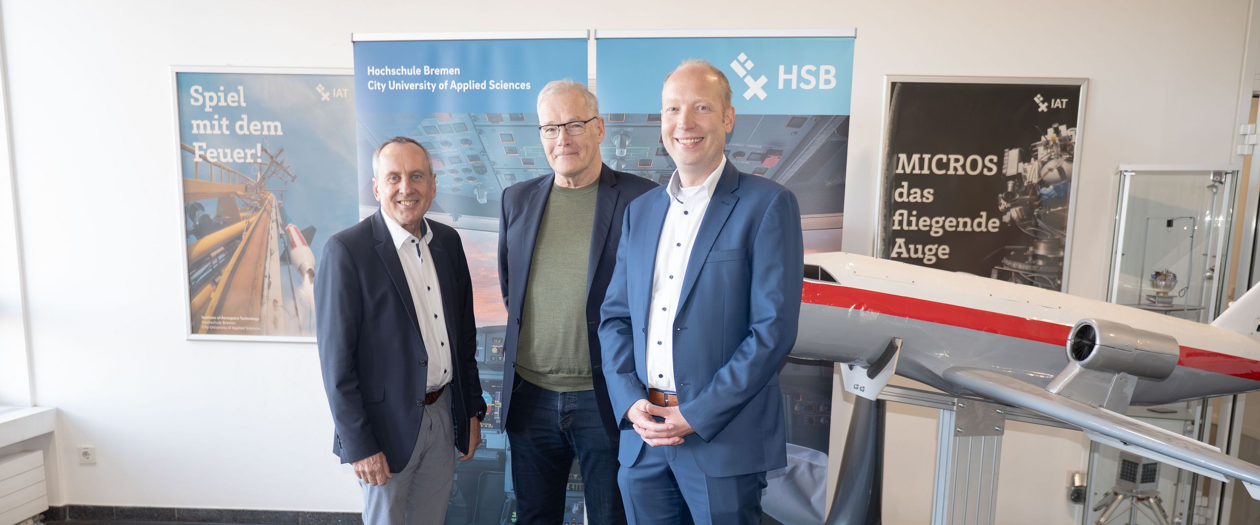 FHP Symposium 2025 Gruppenbild mit drei Männern