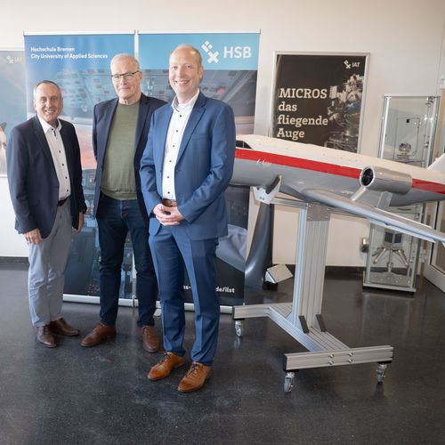 Gruppenbild mit drei Männern