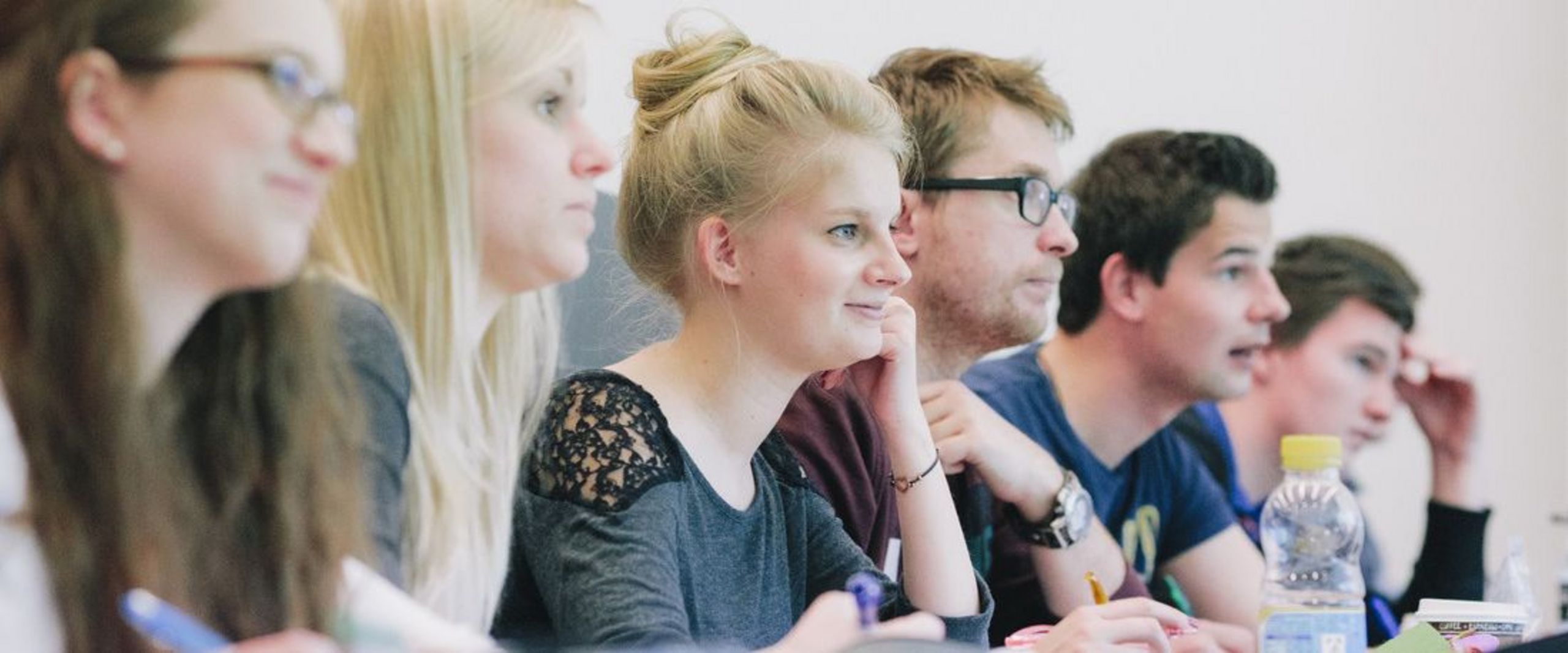 Eine Gruppe Studierender sitzt im Hörsaal.