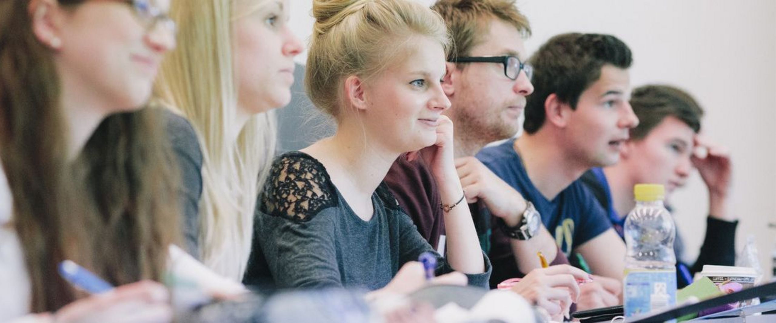 Eine Gruppe Studierender sitzt im Hörsaal.