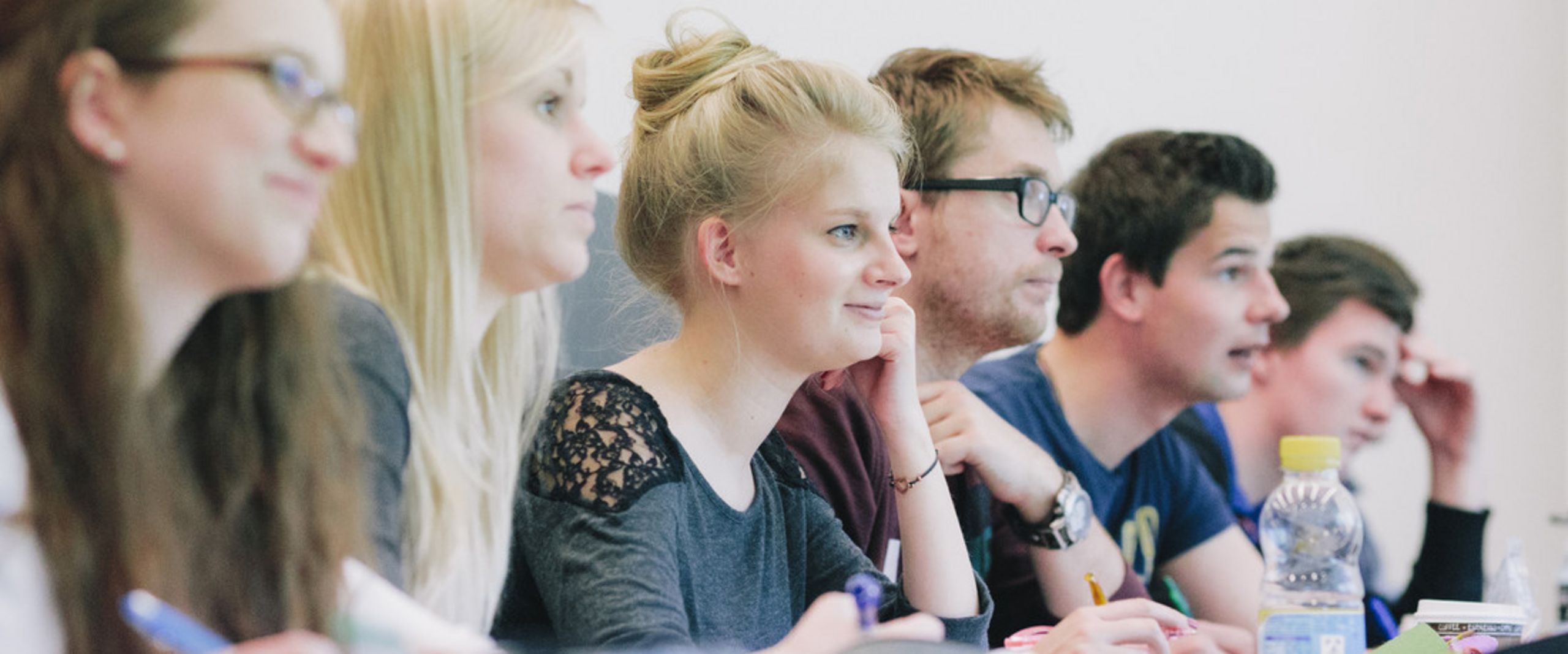 HSB_Hörsaal_1 Eine Gruppe Studierender sitzt im Hörsaal.