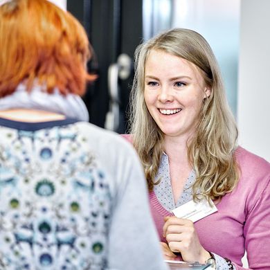 Zwei Studentinnen unterhalten sich.