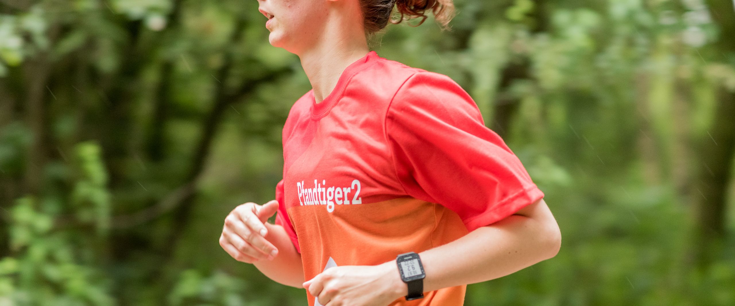 Eine L&auml;uferin rennt die Strecke entlang.